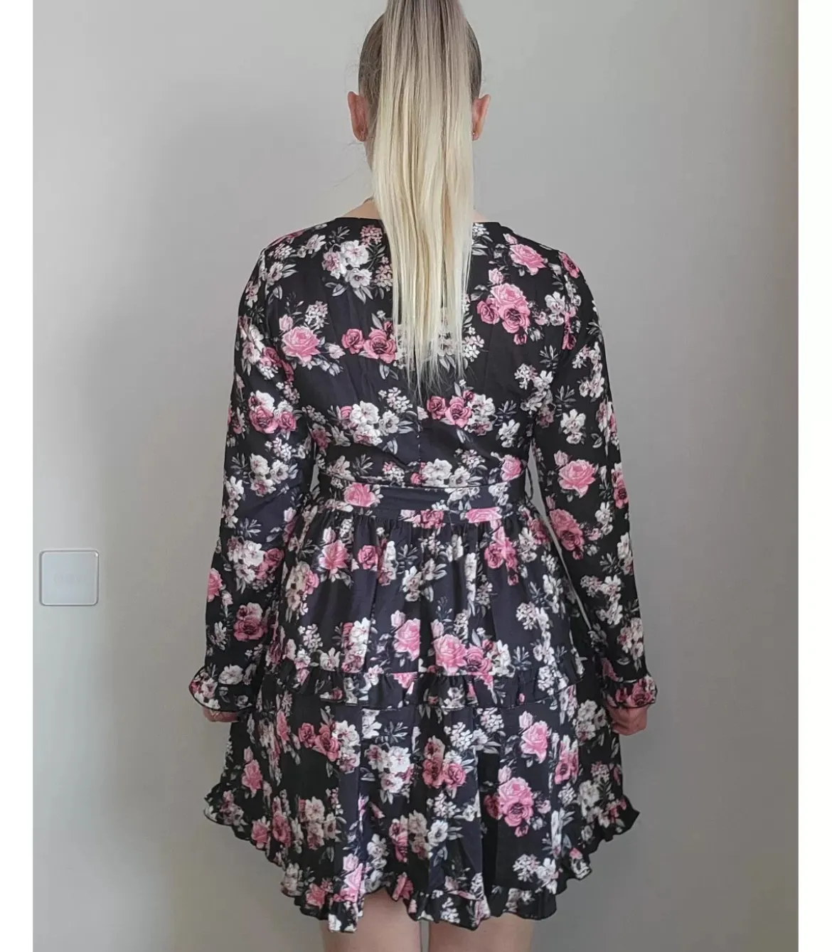 Musta kukkakuvioinen pitkähihainen wrap-look v-mekko