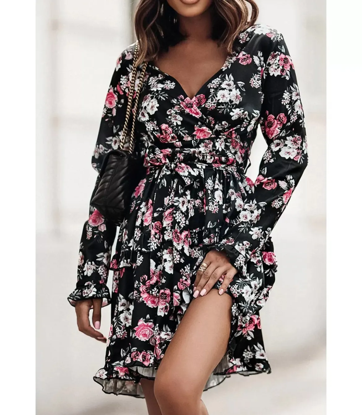 Musta kukkakuvioinen pitkähihainen wrap-look v-mekko