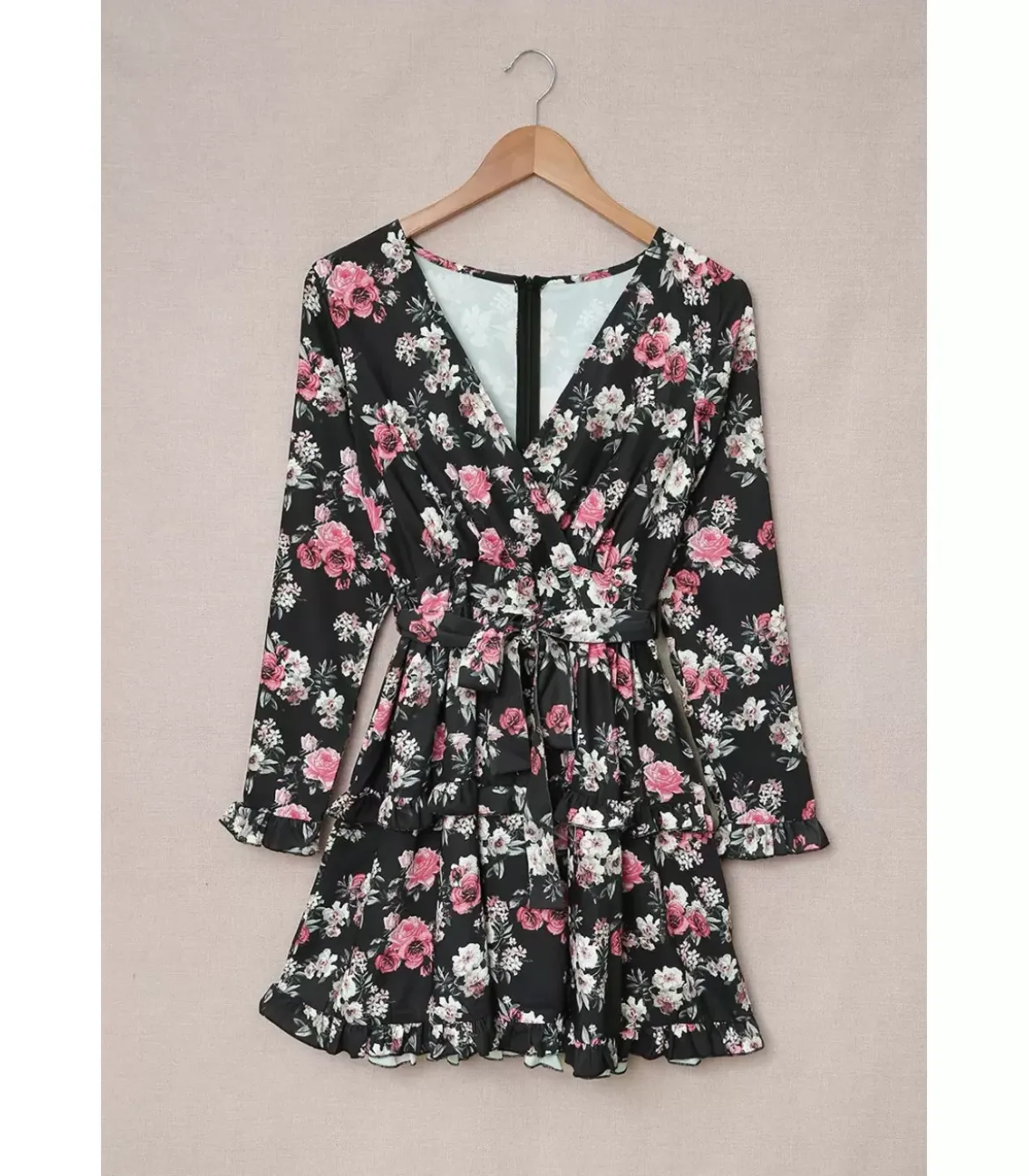 Musta kukkakuvioinen pitkähihainen wrap-look v-mekko