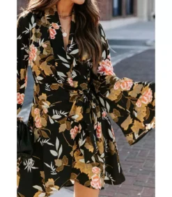 Musta leveähihainen kukka- ja lehtikuvioinen wrap-look v-mekko
