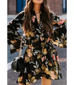 Musta leveähihainen kukka- ja lehtikuvioinen wrap-look v-mekko