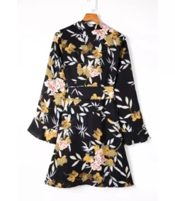 Musta leveähihainen kukka- ja lehtikuvioinen wrap-look v-mekko