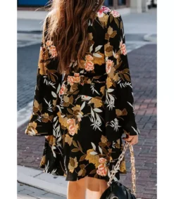 Musta leveähihainen kukka- ja lehtikuvioinen wrap-look v-mekko
