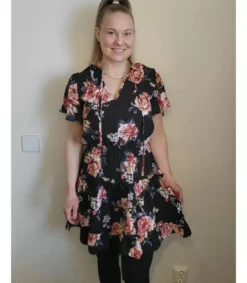 Musta lyhythihainen kukkakuvioinen mekko röyhelöillä