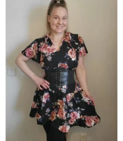 Musta lyhythihainen kukkakuvioinen mekko röyhelöillä