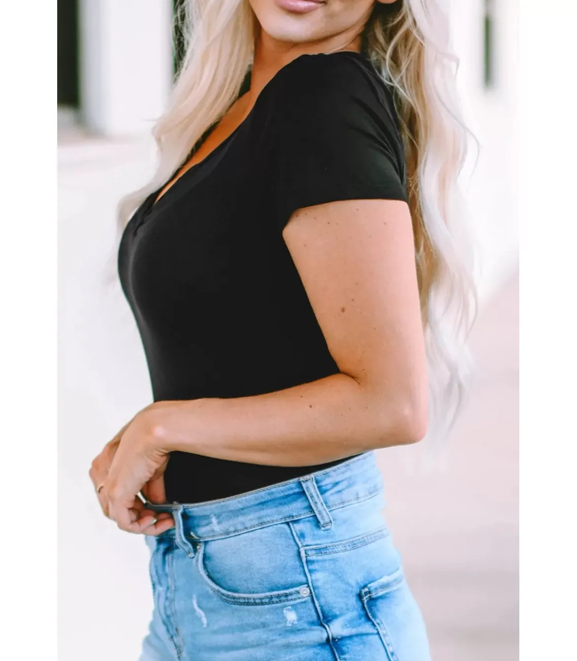 Musta lyhythihainen v-body