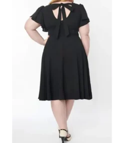 Musta lyhythihainen v-juhlamekko nauhoilla (plus size)