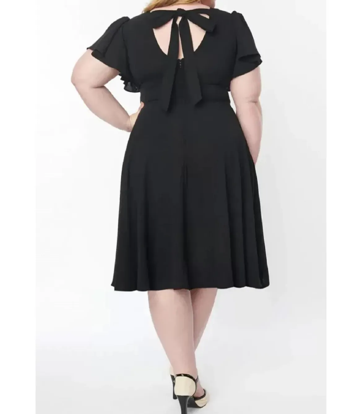 Musta lyhythihainen v-juhlamekko nauhoilla (plus size)