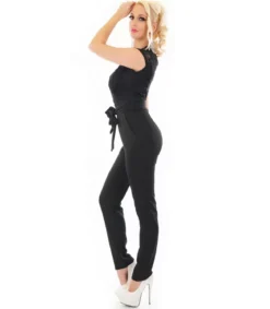 Musta lyhythihainen v-jumpsuit pitsillä ja vyöllä