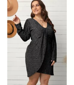 Musta metalliglitter mekko liehuksella (plus size)