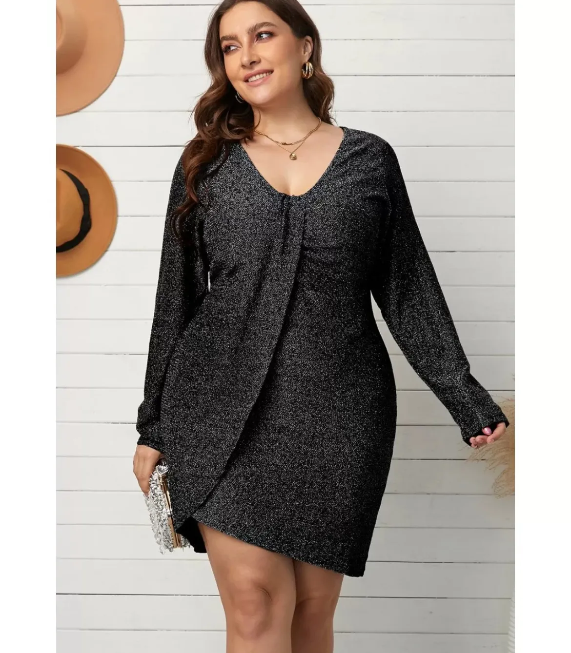 Musta metalliglitter mekko liehuksella (plus size)