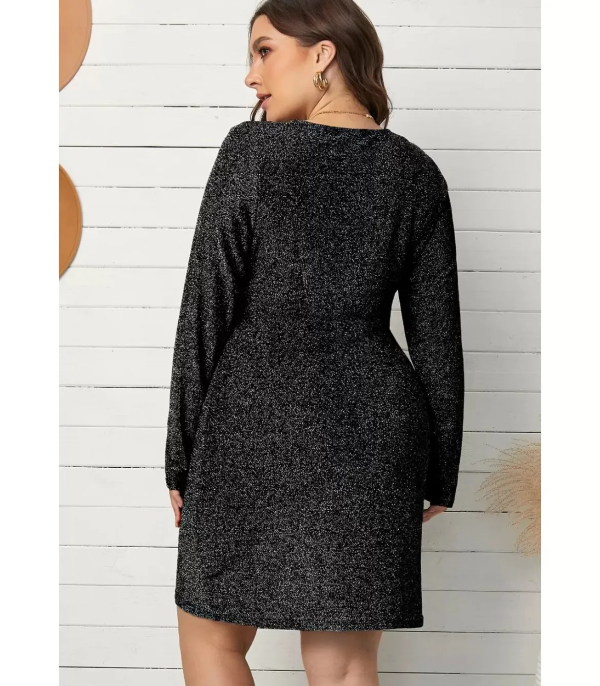 Musta metalliglitter mekko liehuksella (plus size)