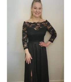 Musta pitkä juhlamekko pitsillä ja halkiolla