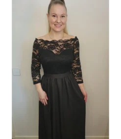 Musta pitkä juhlamekko pitsillä ja halkiolla