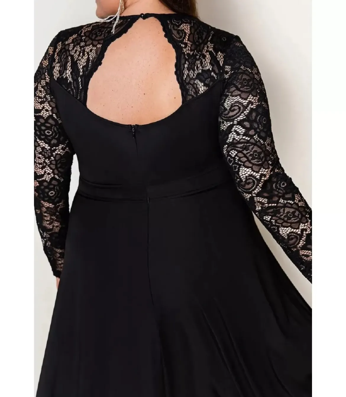 Musta pitsihihainen high low -juhlamekko (plus size)