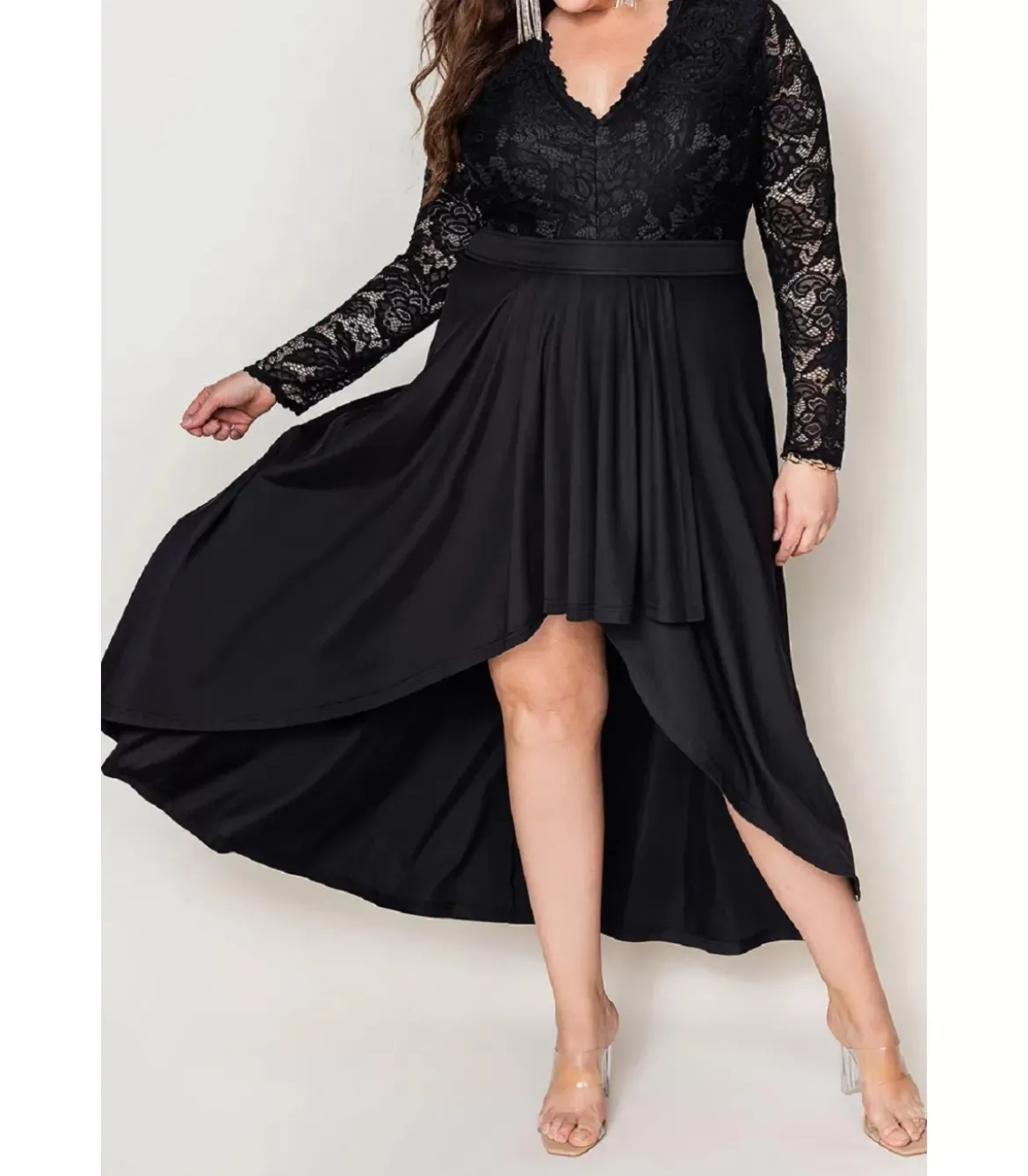 Musta pitsihihainen high low -juhlamekko (plus size)