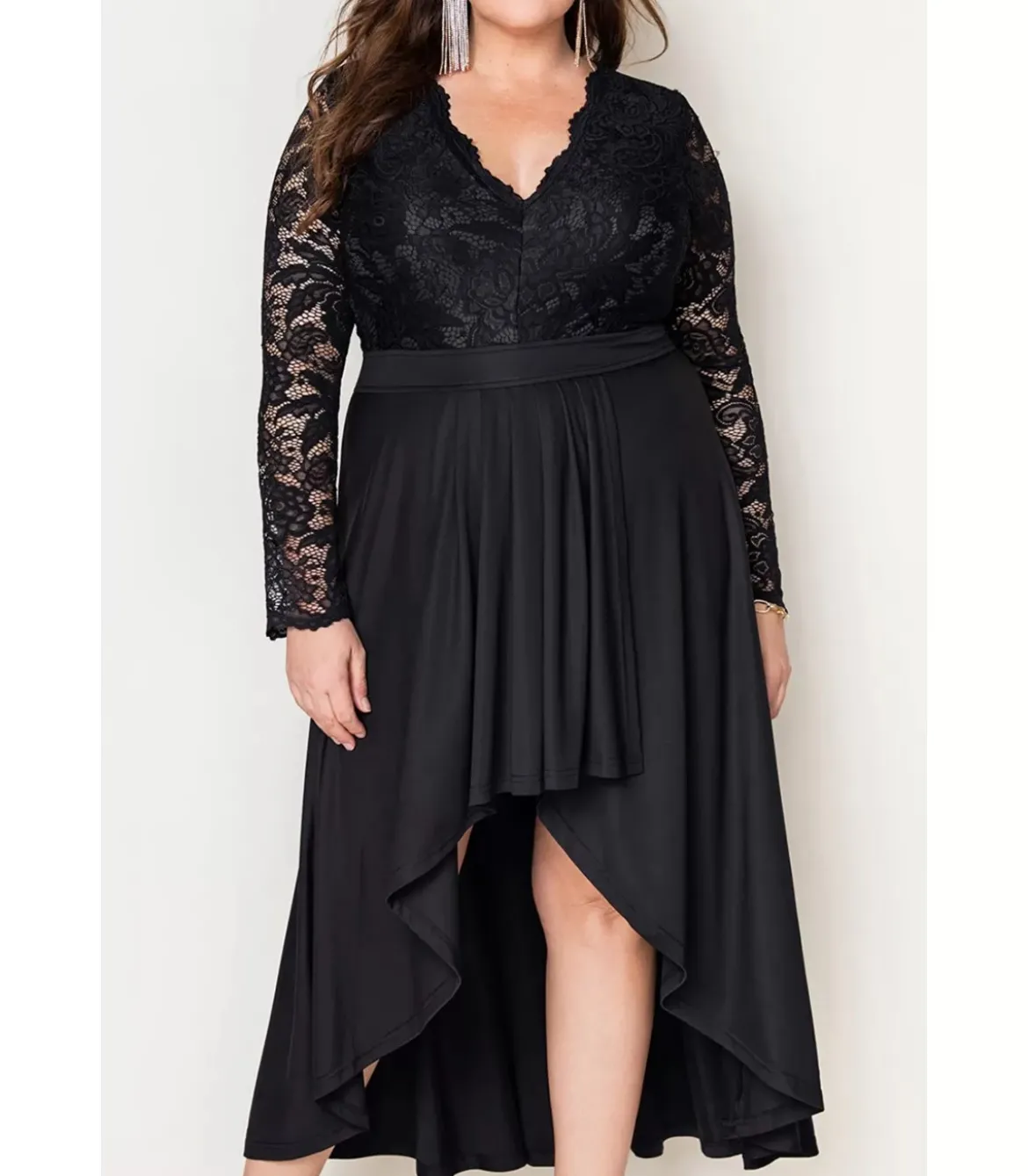 Musta pitsihihainen high low -juhlamekko (plus size)