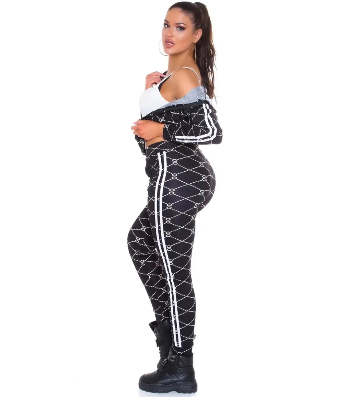 Musta printtikuvioinen joggerisetti tuplaraidoilla