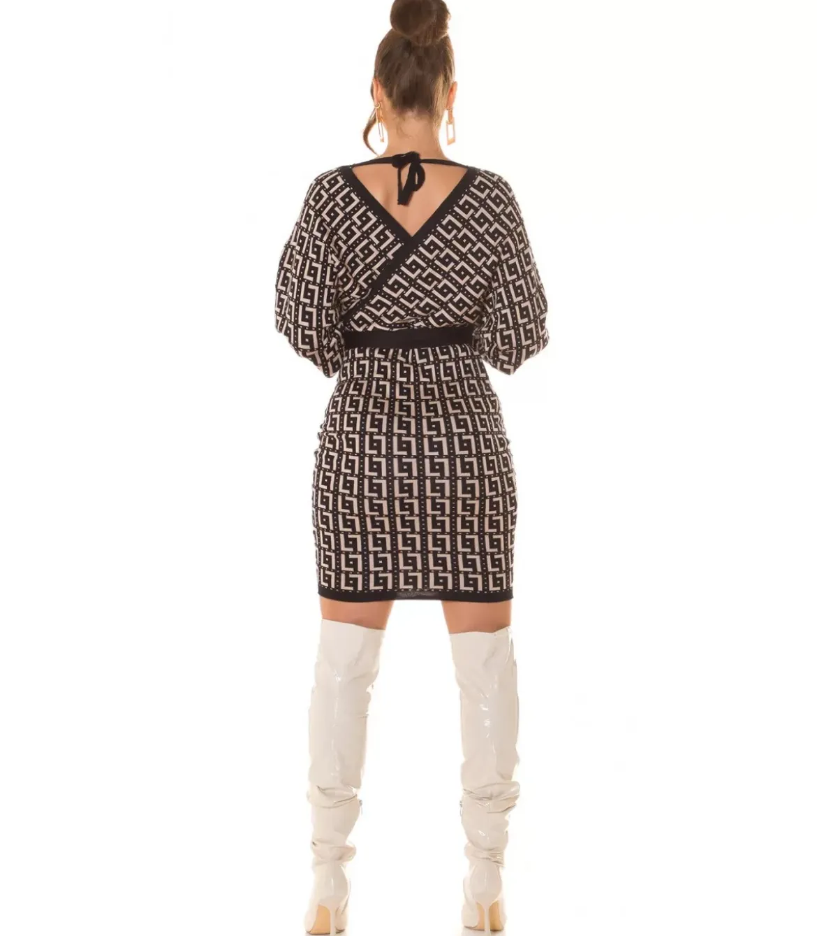 Musta printtikuvioinen wrap-look v-neulemekko lepakkohihoilla ja vyöllä