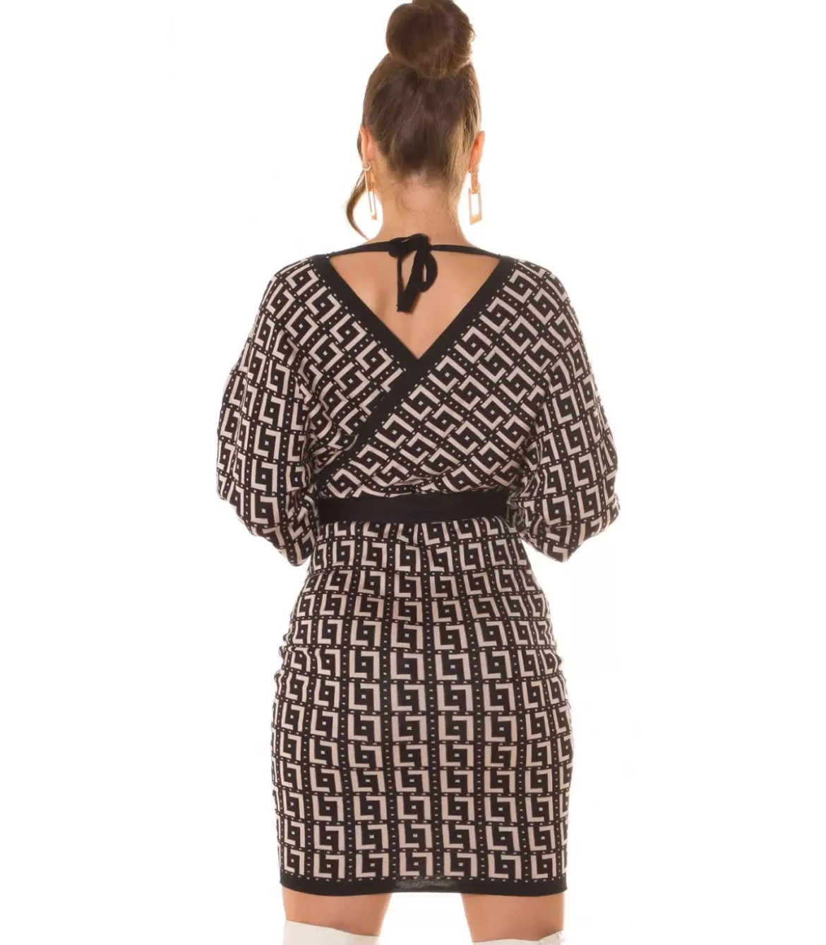 Musta printtikuvioinen wrap-look v-neulemekko lepakkohihoilla ja vyöllä