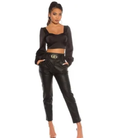 Mustat väljät tekonahkahousut vyöllä