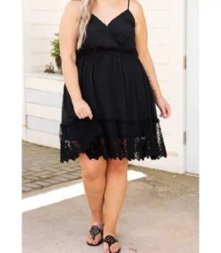 Musta v-mekko koristekirjaillulla helmalla (plus size)