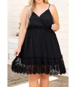 Musta v-mekko koristekirjaillulla helmalla (plus size)