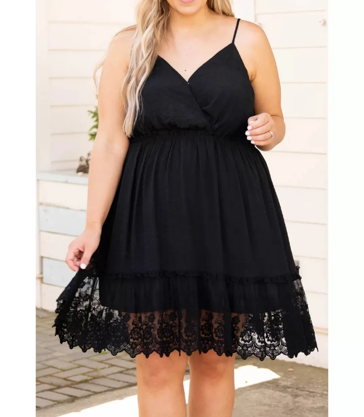 Musta v-mekko koristekirjaillulla helmalla (plus size)