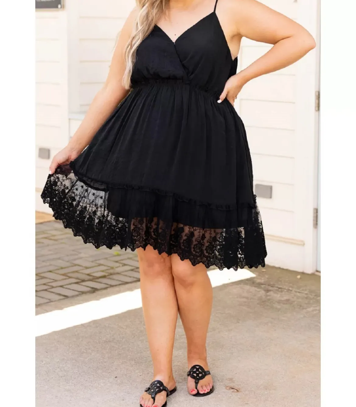 Musta v-mekko koristekirjaillulla helmalla (plus size)