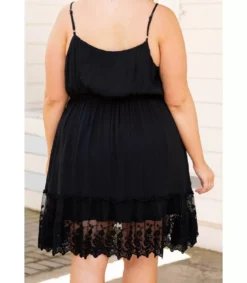 Musta v-mekko koristekirjaillulla helmalla (plus size)