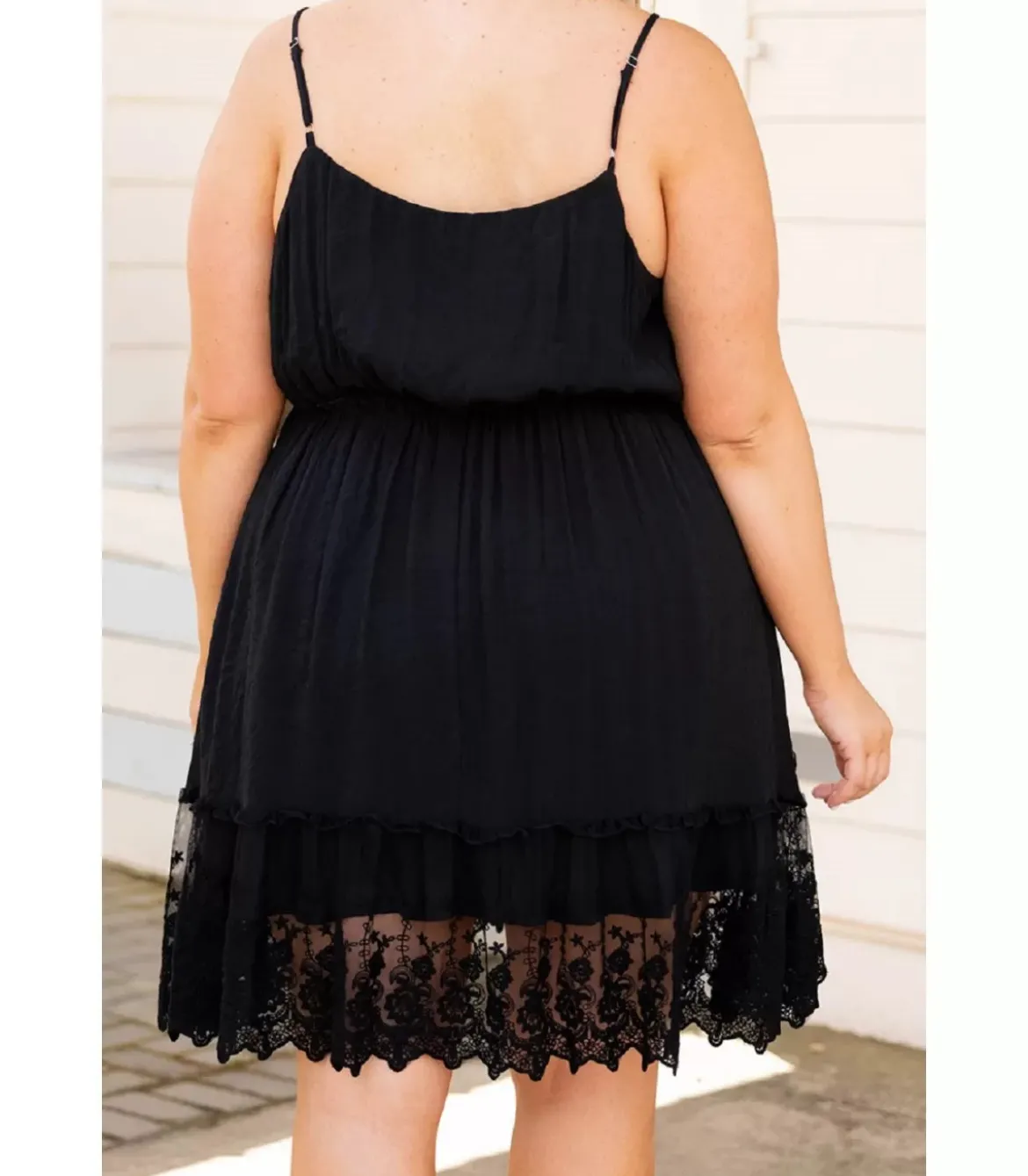 Musta v-mekko koristekirjaillulla helmalla (plus size)