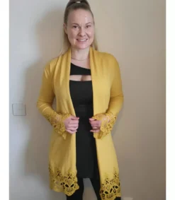 Musta yksiolkaiminen body kurkistusaukolla