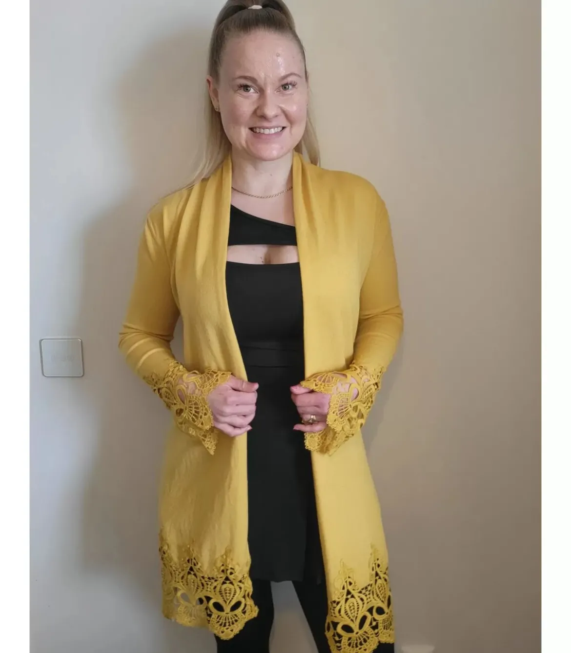Musta yksiolkaiminen body kurkistusaukolla