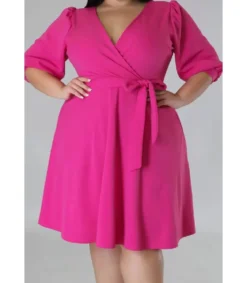 Pinkki wrap-look v-skater-mekko vyöllä (plus size)