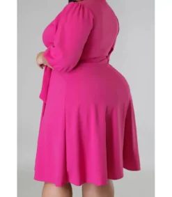 Pinkki wrap-look v-skater-mekko vyöllä (plus size)