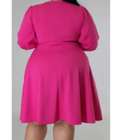 Pinkki wrap-look v-skater-mekko vyöllä (plus size)