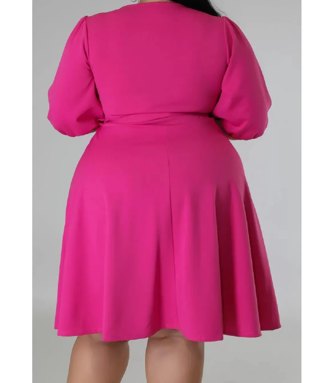 Pinkki wrap-look v-skater-mekko vyöllä (plus size)