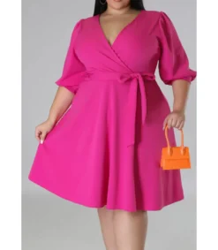 Pinkki wrap-look v-skater-mekko vyöllä (plus size)