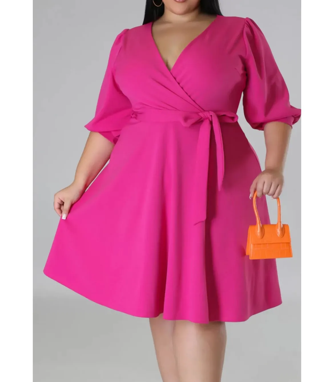 Pinkki wrap-look v-skater-mekko vyöllä (plus size)