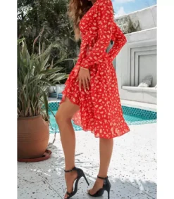 Punainen lehtikuvioinen wrap-look v-mekko
