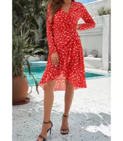 Punainen lehtikuvioinen wrap-look v-mekko