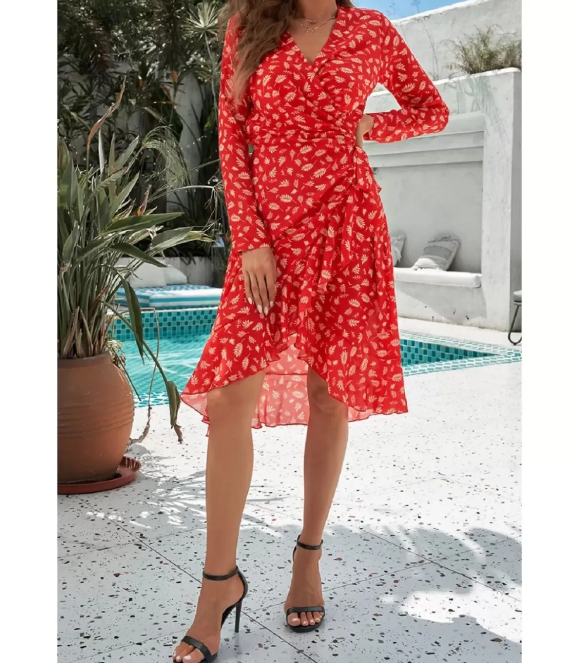 Punainen lehtikuvioinen wrap-look v-mekko