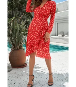 Punainen lehtikuvioinen wrap-look v-mekko