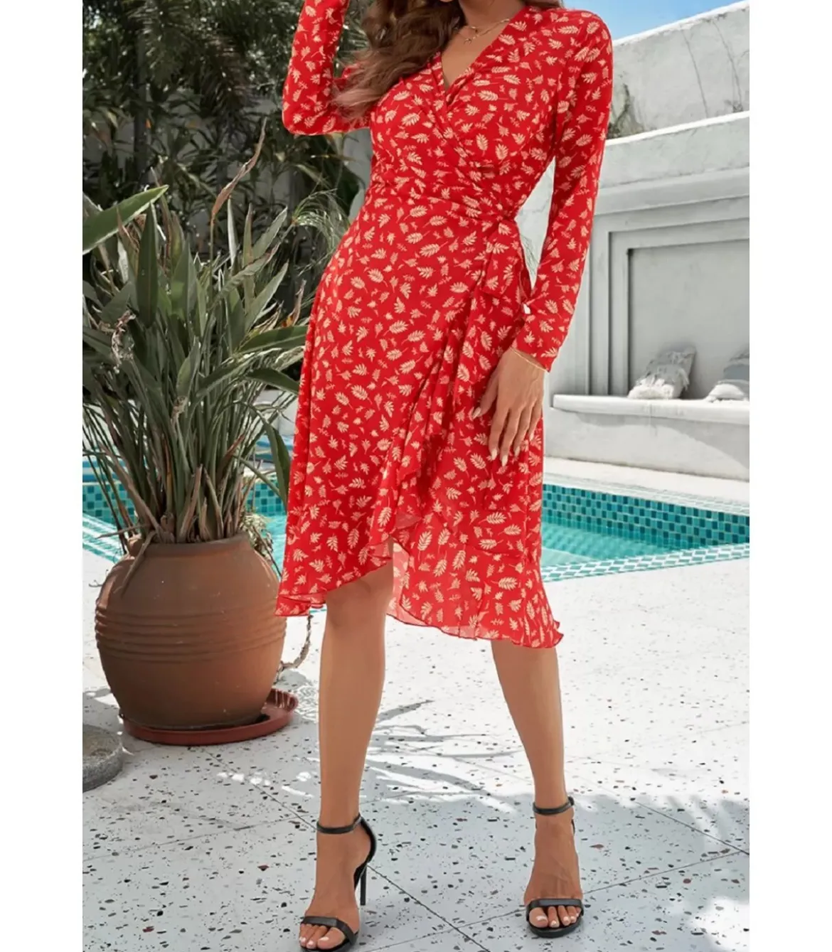 Punainen lehtikuvioinen wrap-look v-mekko
