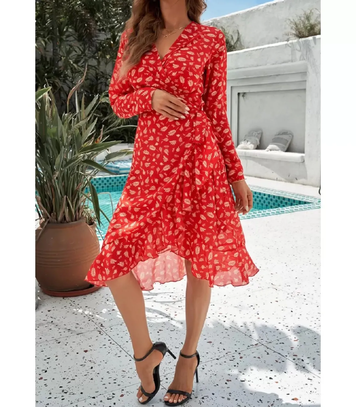 Punainen lehtikuvioinen wrap-look v-mekko