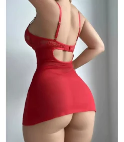 Punainen pitsibabydoll strasseilla