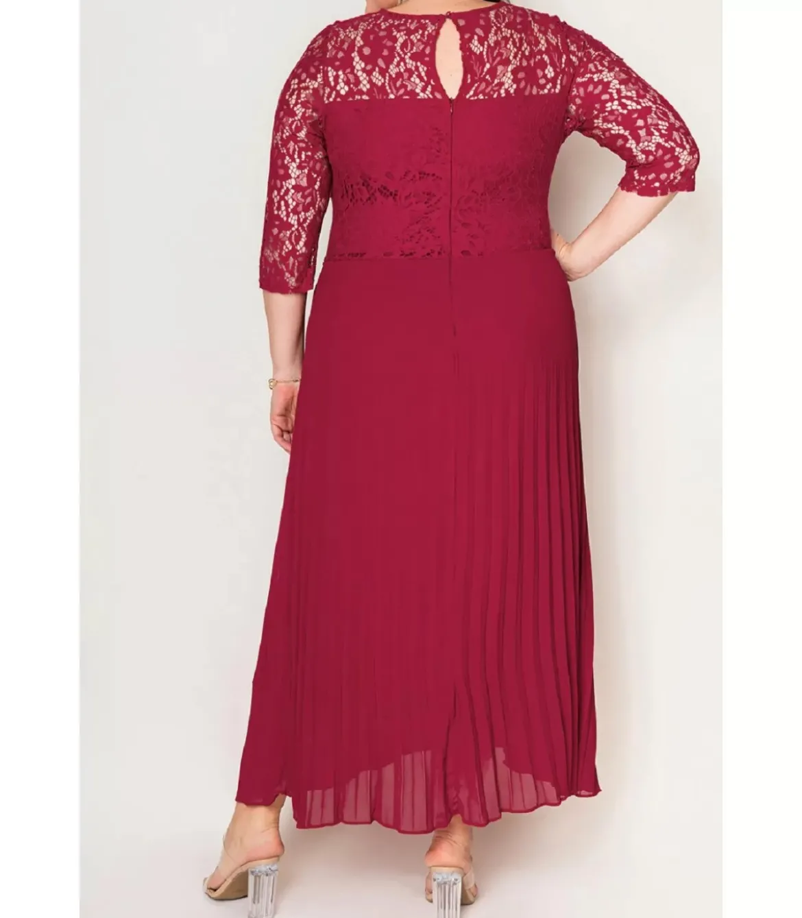 Punainen pitsikoristeinen vekkijuhlamekko (plus size)
