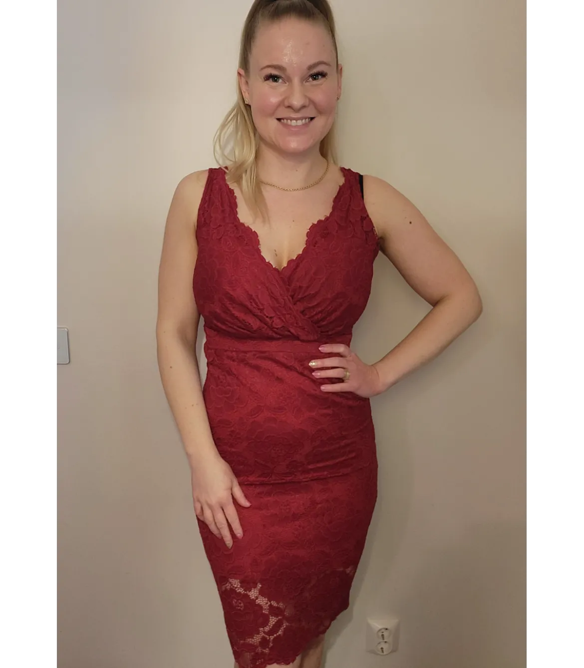 Punainen wrap-look v-pitsimekko