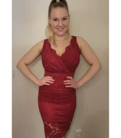 Punainen wrap-look v-pitsimekko