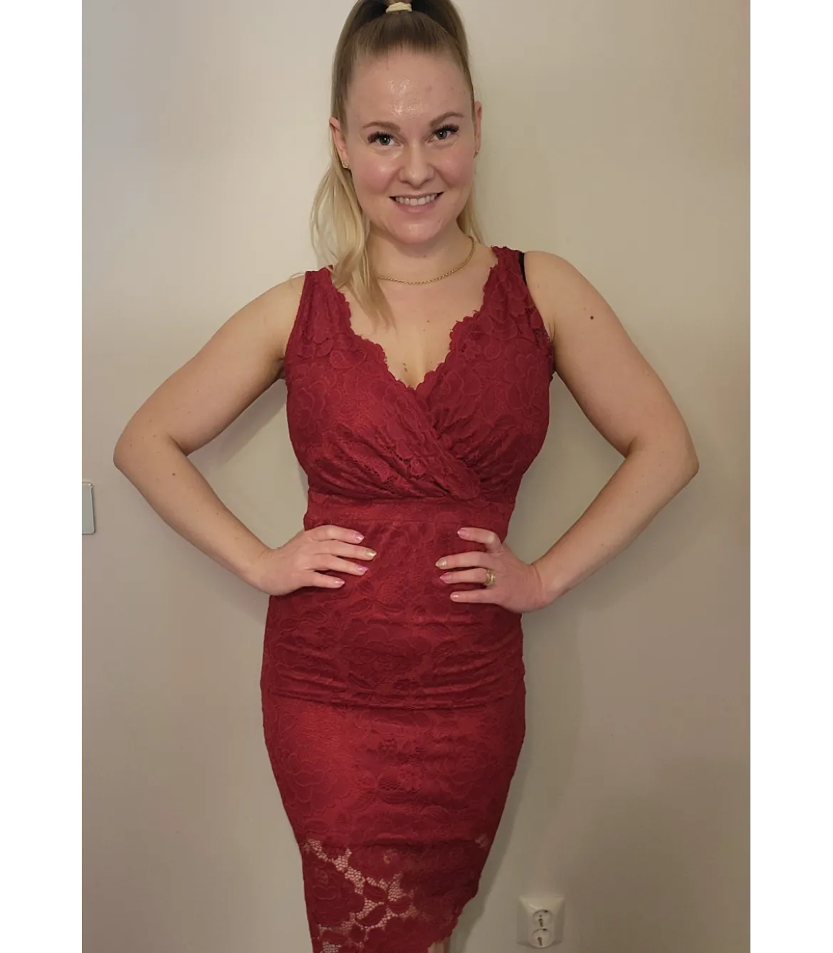 Punainen wrap-look v-pitsimekko